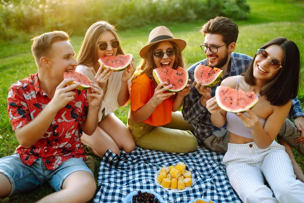 若い人たちはピクニックの屋外でスイカを食べる ライフスタイル 休暇の概念 — ストック写真
