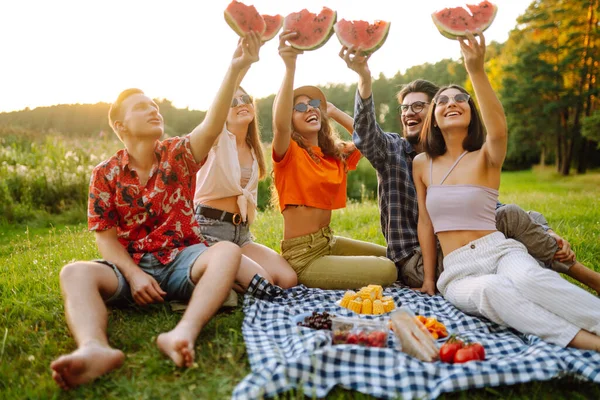Jongeren Die Watermeloen Eten Picknick Buiten Mensen Levensstijl Reizen Natuur — Stockfoto