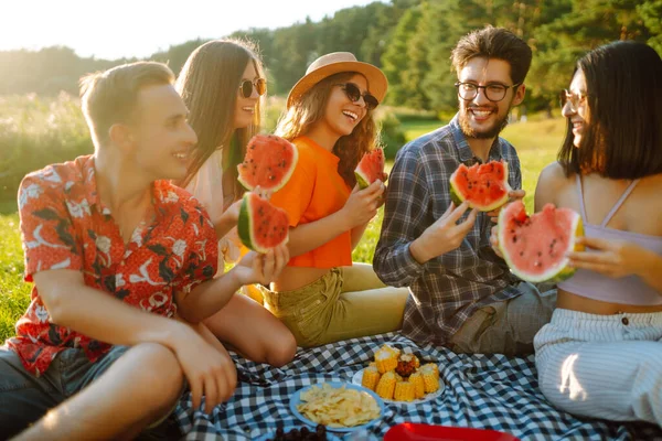 若い人たちはピクニックの屋外でスイカを食べる ライフスタイル 休暇の概念 — ストック写真