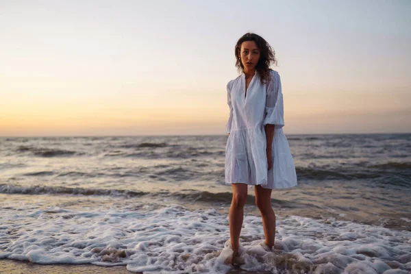 一个年轻的女人在美丽的海滨享受着一个轻松的假期 夏天的时候旅行 放松和生活方式概念 — 图库照片