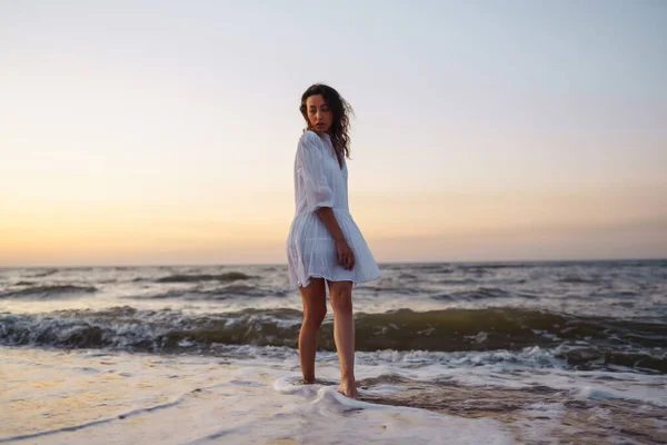 Eine Junge Frau Genießt Einen Erholsamen Urlaub Schönen Meer Sommerzeit — Stockfoto