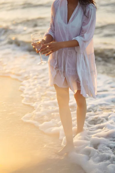 一个年轻的女人在美丽的海滨享受着一个轻松的假期 夏天的时候旅行 放松和生活方式概念 — 图库照片