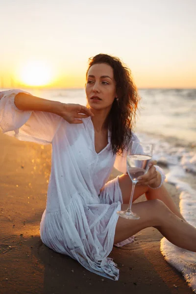 美しい海辺でリラックスした休日を楽しんでいる若い女性 夏時間だ リラックスしてライフスタイルのコンセプト — ストック写真