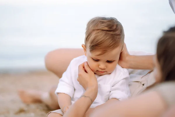 Мати Дитиною Розважається Пляжі Родина Дитинство Концепція Активного Способу Життя — стокове фото
