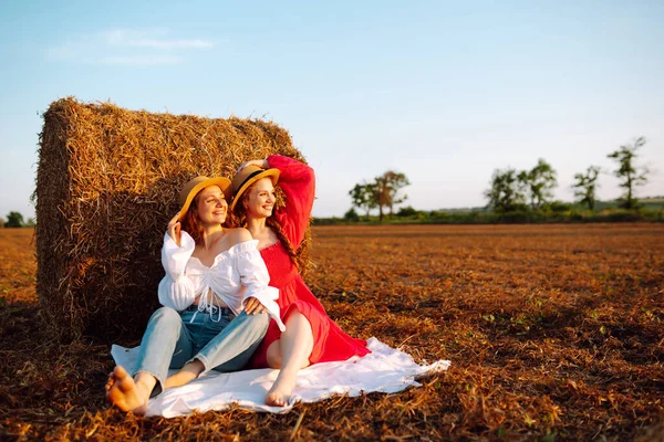 Twee Vrouwen Poseren Een Tarweveld Bij Hooibalen Natuur Vakantie Ontspanning — Stockfoto