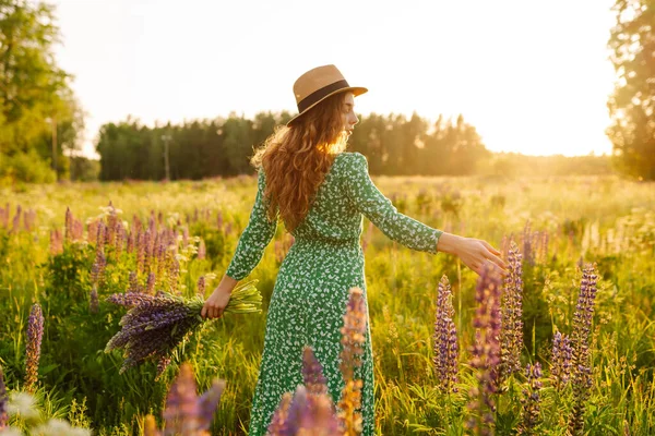 Schöne Frau Blühenden Lavendelfeld Natur Urlaub Entspannung Und Lebensstil Sommerlandschaft — Stockfoto
