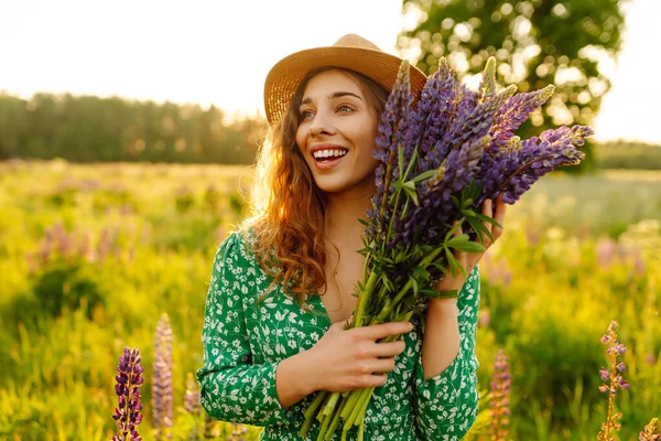 Vacker Kvinna Det Blommande Lavendelfältet Natur Semester Avkoppling Och Livsstil — Stockfoto