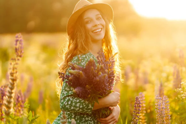 Vacker Kvinna Det Blommande Lavendelfältet Natur Semester Avkoppling Och Livsstil — Stockfoto