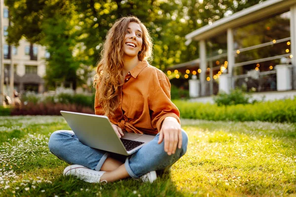 Tersenyum Wanita Muda Dengan Laptop Bekerja Atau Belajar Online Outdoor — Stok Foto