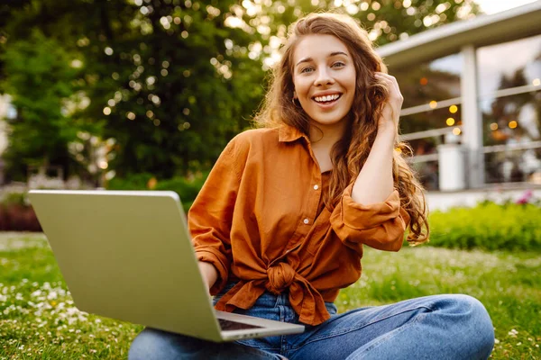 Jovem Sorridente Com Laptop Trabalhando Estudando Online Livre Conceito Para — Fotografia de Stock
