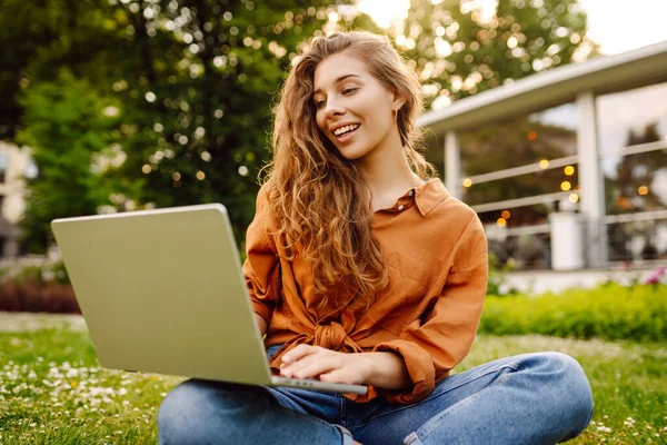 Mujer Joven Sonriente Con Una Computadora Portátil Que Trabaja Estudia —  Fotos de Stock