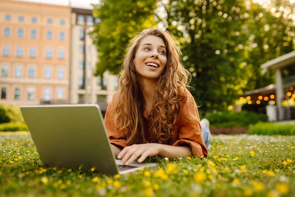 Mujer Joven Sonriente Con Una Computadora Portátil Que Trabaja Estudia —  Fotos de Stock