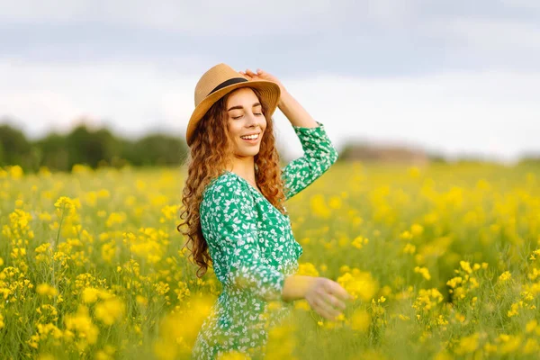 Wanita Muda Berjalan Ladang Berbunga Dengan Lembut Menyentuh Bunga Kuning — Stok Foto