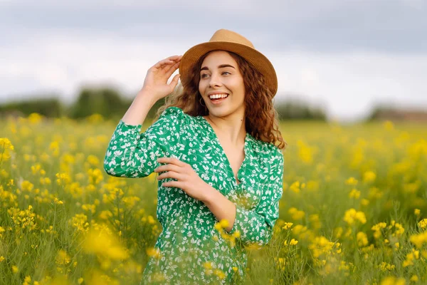 Ung Kvinna Promenader Blommande Fält Försiktigt Röra Gula Blommor Natur — Stockfoto