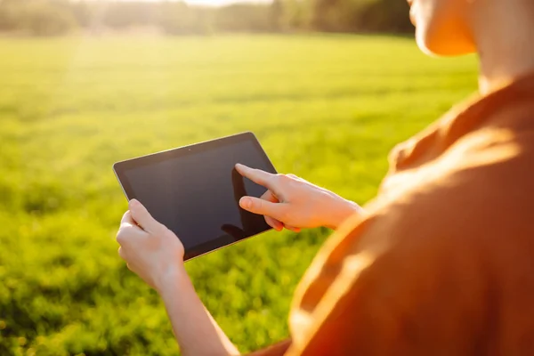 Una Fattoria Intelligente Contadina Utilizza App Specializzata Tablet Digitale Controllo — Foto Stock