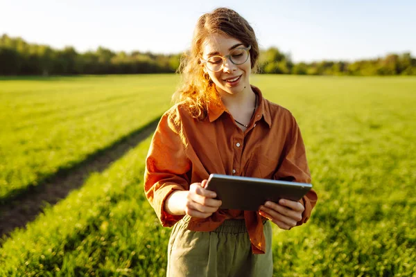 Ferme Intelligente Une Agricultrice Utilise Une Application Spécialisée Sur Une — Photo