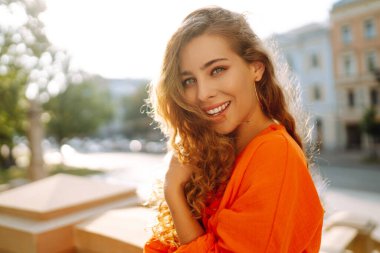 Genç bayan turist şehirde dolaşıyor. Eurotrip. Yaşam tarzı, seyahat, turizm, doğa, aktif yaşam.