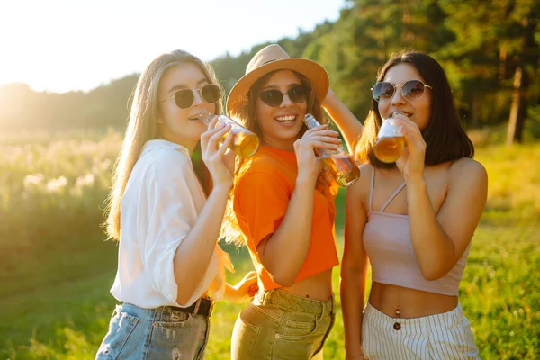 Drie Jonge Vrouwen Rusten Uit Bij Picknick Vriendinnen Genieten Van — Stockfoto