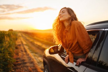 Yaz yolculuğunda arabada rahat ve mutlu bir kadın. Yaşam tarzı, seyahat, turizm, doğa, aktif yaşam.