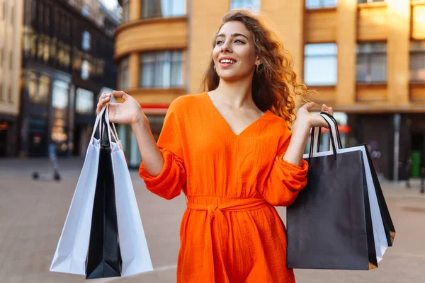一个带购物袋的年轻女人消费主义 生活方式 销售概念 — 图库照片