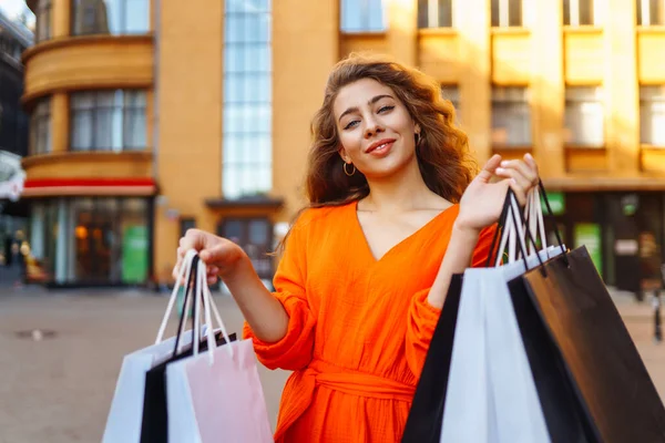 Jonge Vrouw Met Boodschappentassen Consumentisme Aankopen Winkelen Levensstijl Verkoopconcept — Stockfoto