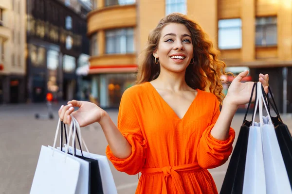 Alışveriş Çantalı Genç Bir Kadın Tüketim Satın Alma Alışveriş Yaşam — Stok fotoğraf