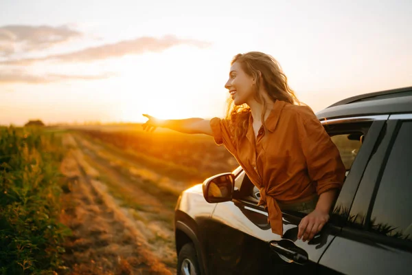 Yaz Yolculuğunda Arabada Rahat Mutlu Bir Kadın Yaşam Tarzı Seyahat — Stok fotoğraf