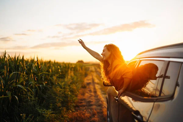 Розслаблена Щаслива Жінка Літній Поїздці Машині Стиль Життя Подорожі Туризм — стокове фото