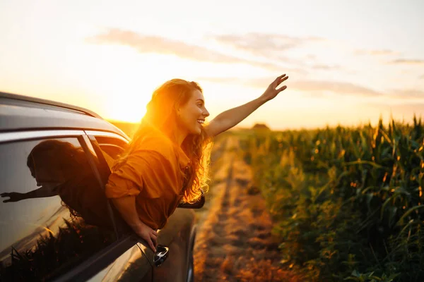 Розслаблена Щаслива Жінка Літній Поїздці Машині Стиль Життя Подорожі Туризм — стокове фото