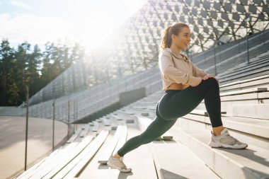 Spor yapan kadın sabahları dışarıda egzersiz yapıyor. Spor, aktif yaşam, spor eğitimi, sağlıklı yaşam tarzı..