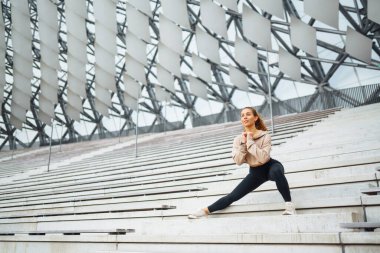 Spor yapan kadın sabahları dışarıda egzersiz yapıyor. Spor, aktif yaşam, spor eğitimi, sağlıklı yaşam tarzı..