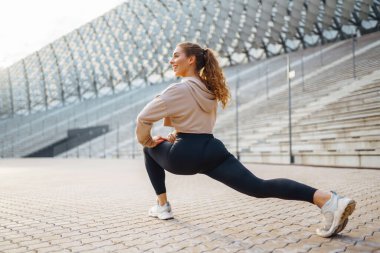 Spor yapan kadın sabahları dışarıda egzersiz yapıyor. Spor, aktif yaşam, spor eğitimi, sağlıklı yaşam tarzı..