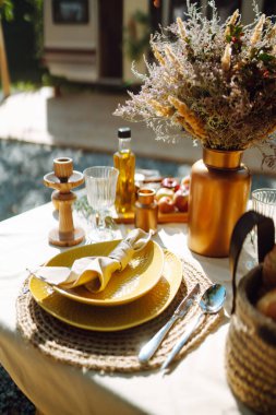 Boho düğün masası seti. Süslemeleri, çiçekleri ve çimleri olan klasik yemek masası Boho tarzı. Bir etkinlik, parti, tarih ya da düğün için masa hazır.