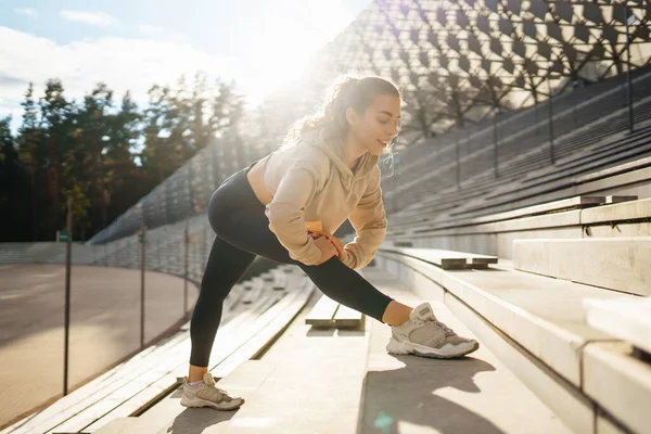 Αθλητική Γυναίκα Κάνει Ασκήσεις Στο Ύπαιθρο Πρωί Αθλητισμός Ενεργή Ζωή — Φωτογραφία Αρχείου