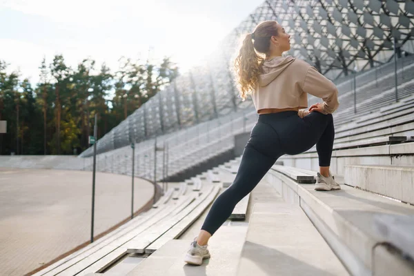 Αθλητική Γυναίκα Κάνει Ασκήσεις Στο Ύπαιθρο Πρωί Αθλητισμός Ενεργή Ζωή — Φωτογραφία Αρχείου