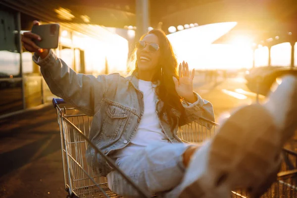 Selfie Time Young Woman Having Fun Shopping Trolleys Black Friday — Stock Photo, Image