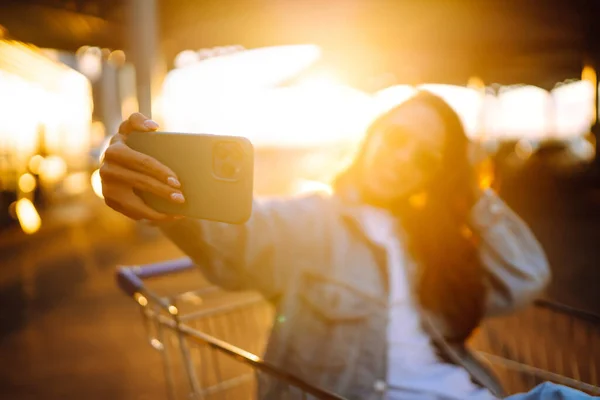 Selfie Zamanı Genç Bir Kadın Alışveriş Arabalarında Eğleniyor Kara Cuma — Stok fotoğraf