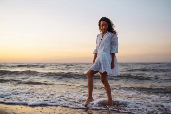 Güzel Bir Kadın Güzel Deniz Kenarında Rahatlatıcı Bir Tatilin Tadını — Stok fotoğraf