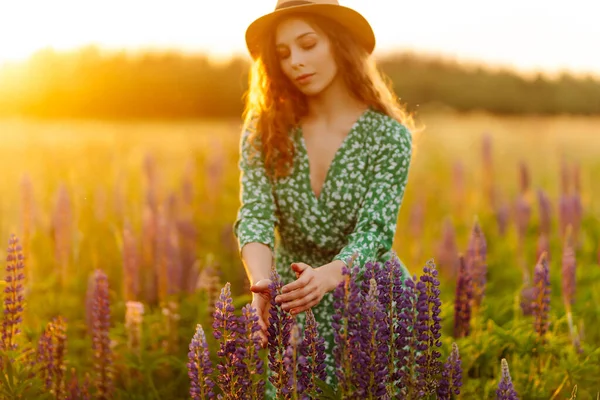 Närbild Hand Glad Ung Kvinna Stil Klänning Blommande Doftande Lavendel — Stockfoto