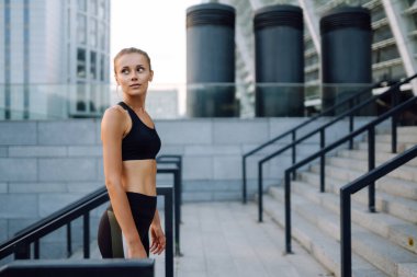 Sabahları dışarıda egzersiz yapan zayıf bir kadın. Spor, aktif yaşam, spor eğitimi, sağlıklı yaşam tarzı..