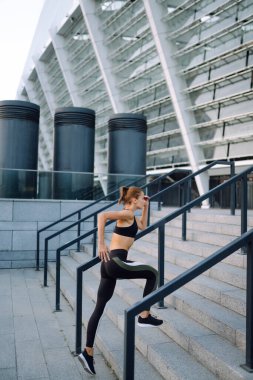 Sabahları dışarıda egzersiz yapan zayıf bir kadın. Spor, aktif yaşam, spor eğitimi, sağlıklı yaşam tarzı..