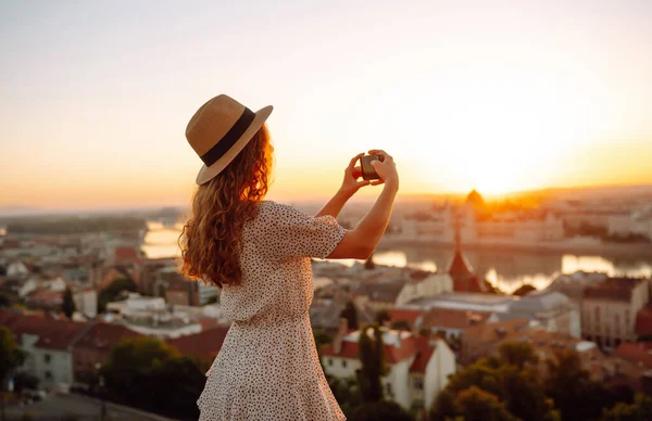 Туристична Жінка Стріляє Міським Пейзажем Світанку Смартфоні Подорожі Європі Стиль — стокове фото