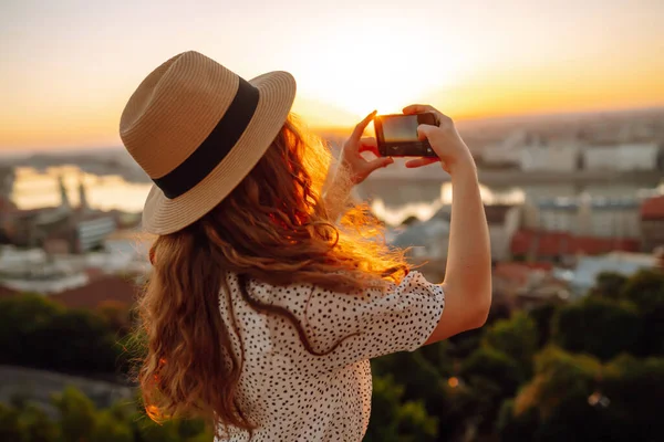 Turis Wanita Tunas Lanskap Kota Saat Fajar Smartphone Perjalanan Eropa — Stok Foto