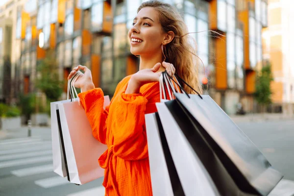 Snygg Kvinna Med Shoppingväskor Går Genom Stadens Gator Konsumtion Inköp — Stockfoto