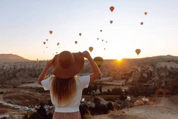 Mulher Feliz Fica Montanha Com Balões Voando Fundo Famosa Região — Fotografia de Stock