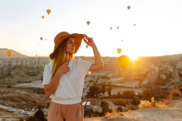 Happy Woman Stands Mountain Flying Air Balloons Background Famous Tourist — Stock Photo, Image