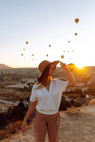Happy Woman Stands Mountain Flying Air Balloons Background Famous Tourist — Stock Photo, Image
