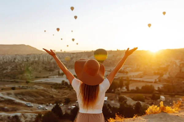 Szczęśliwa Kobieta Stoi Górze Latającymi Balonami Tle Słynny Turecki Region — Zdjęcie stockowe