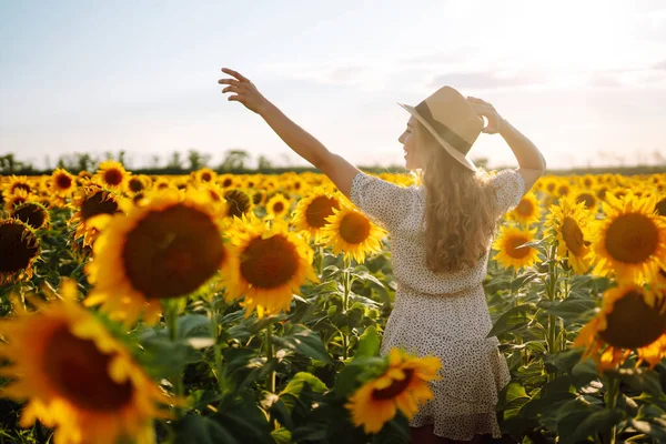 Wanita Cantik Berjalan Jalan Melalui Lapangan Dengan Bunga Matahari Mode — Stok Foto
