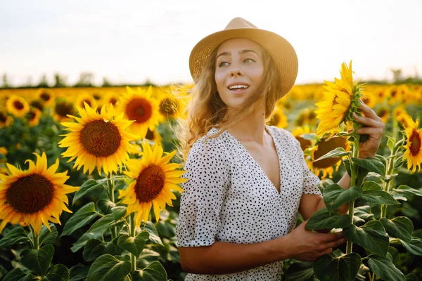 Vacker Kvinna Strosar Genom Fält Med Solrosor Mode Livsstil Resor — Stockfoto